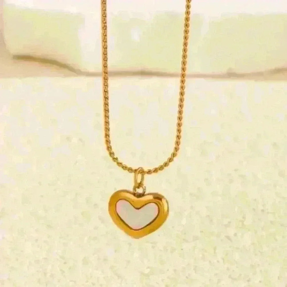 Mother of Pearl Pendant on a delicate gold chain - Picture 2 of 4